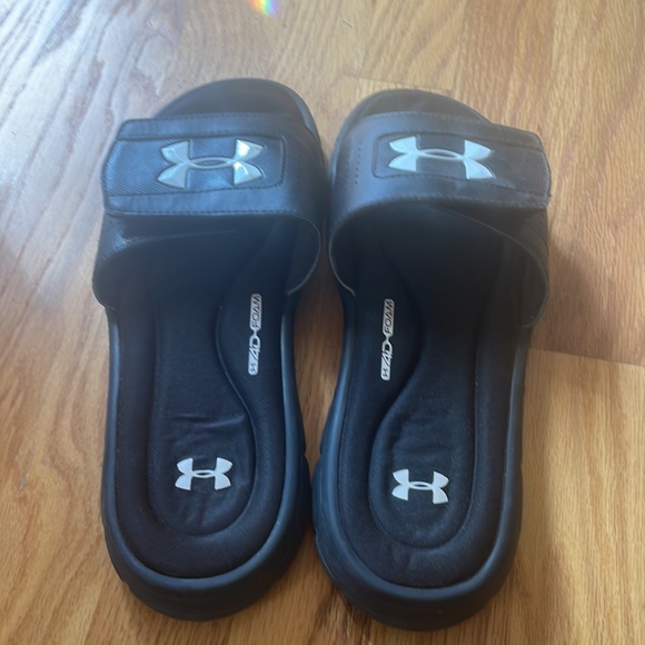 Men’s Under Armour flip flops - Picture 3 of 3